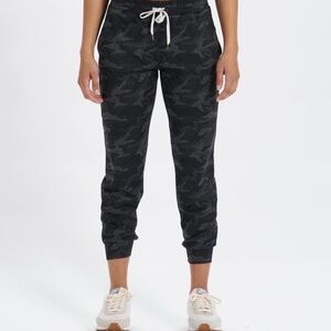 Vuori Women’s Charcoal Gray Camo Jogger Pants - EUC - Large